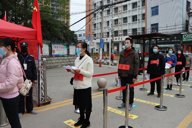 市教育局對南陽一中、南陽五中高三開學(xué)準(zhǔn)備工作開展檢查驗(yàn)收